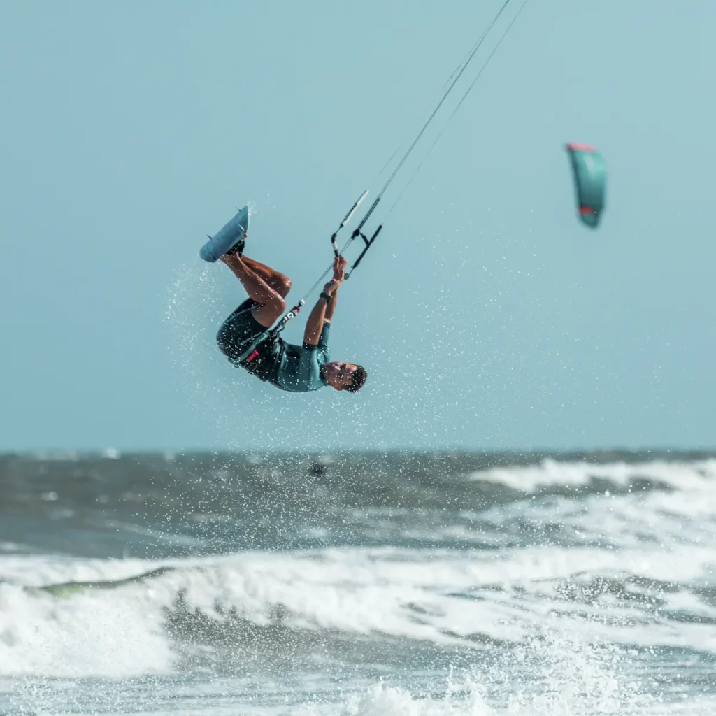 viajero practicando kitesurf en vietnam