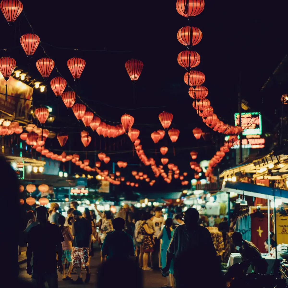 Mercado nocturno de hoi an en un viaje en grupo